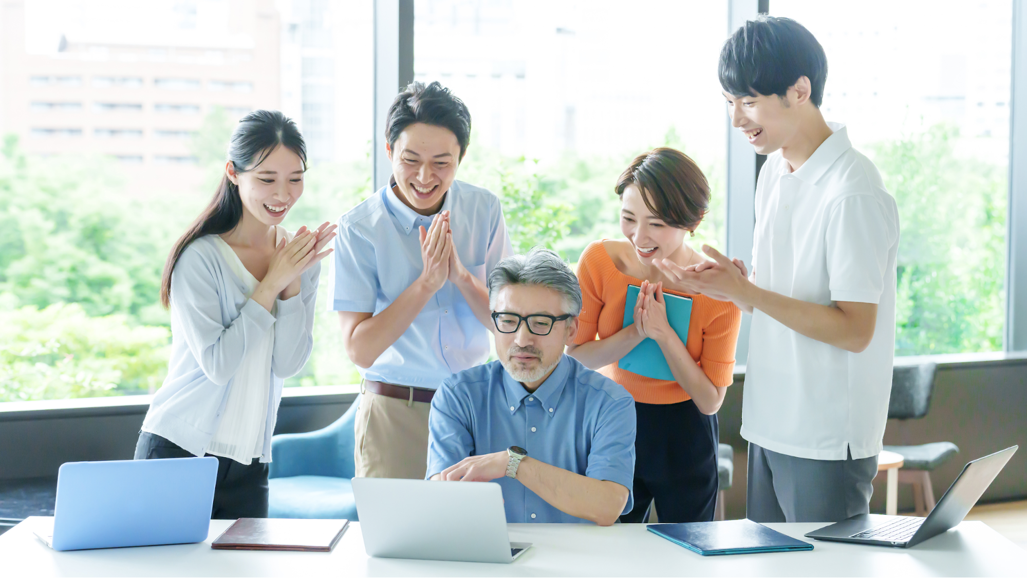 複数人で集まってる画像